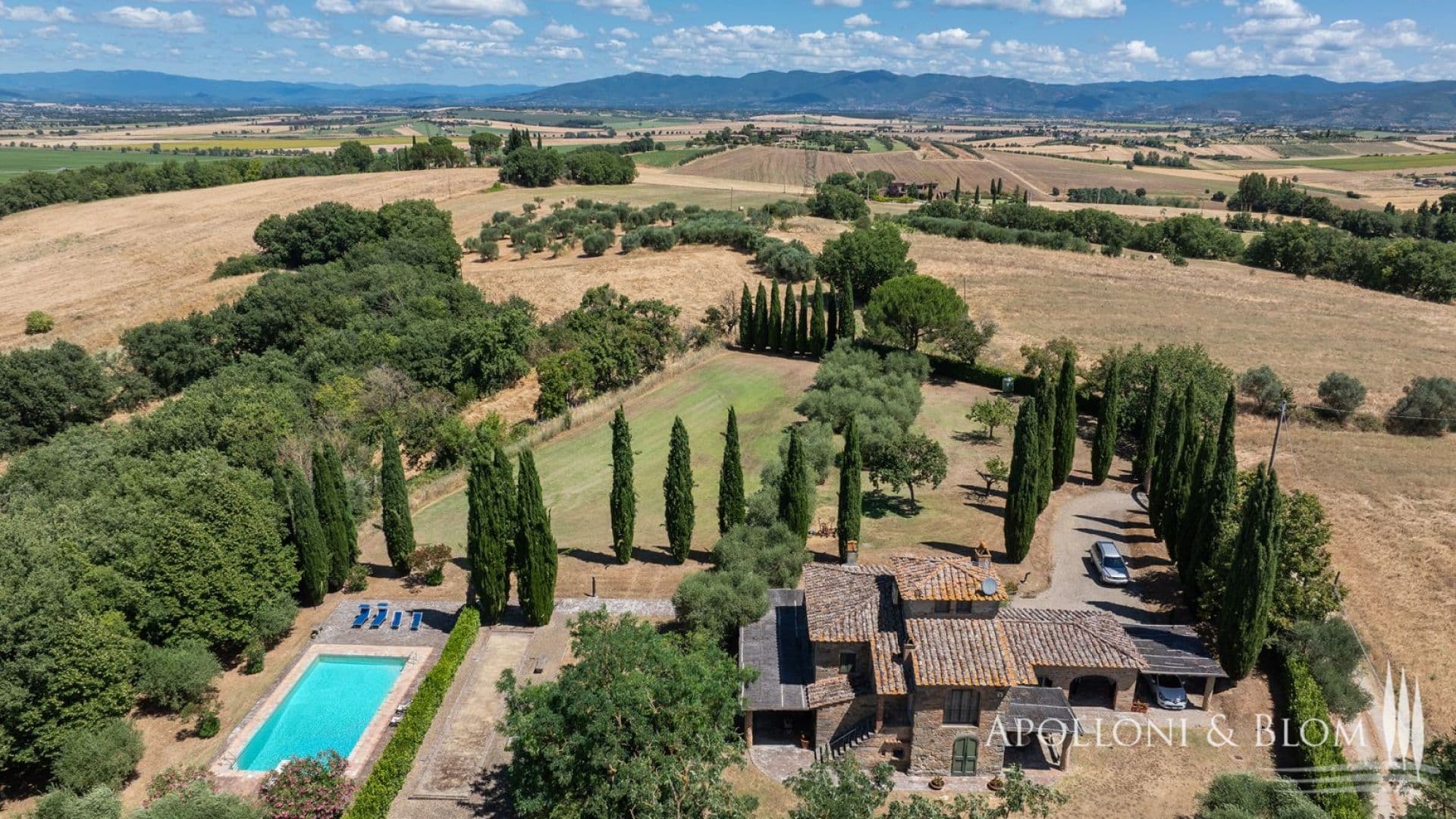 Historic Country Villa with turret and pool – Cortona