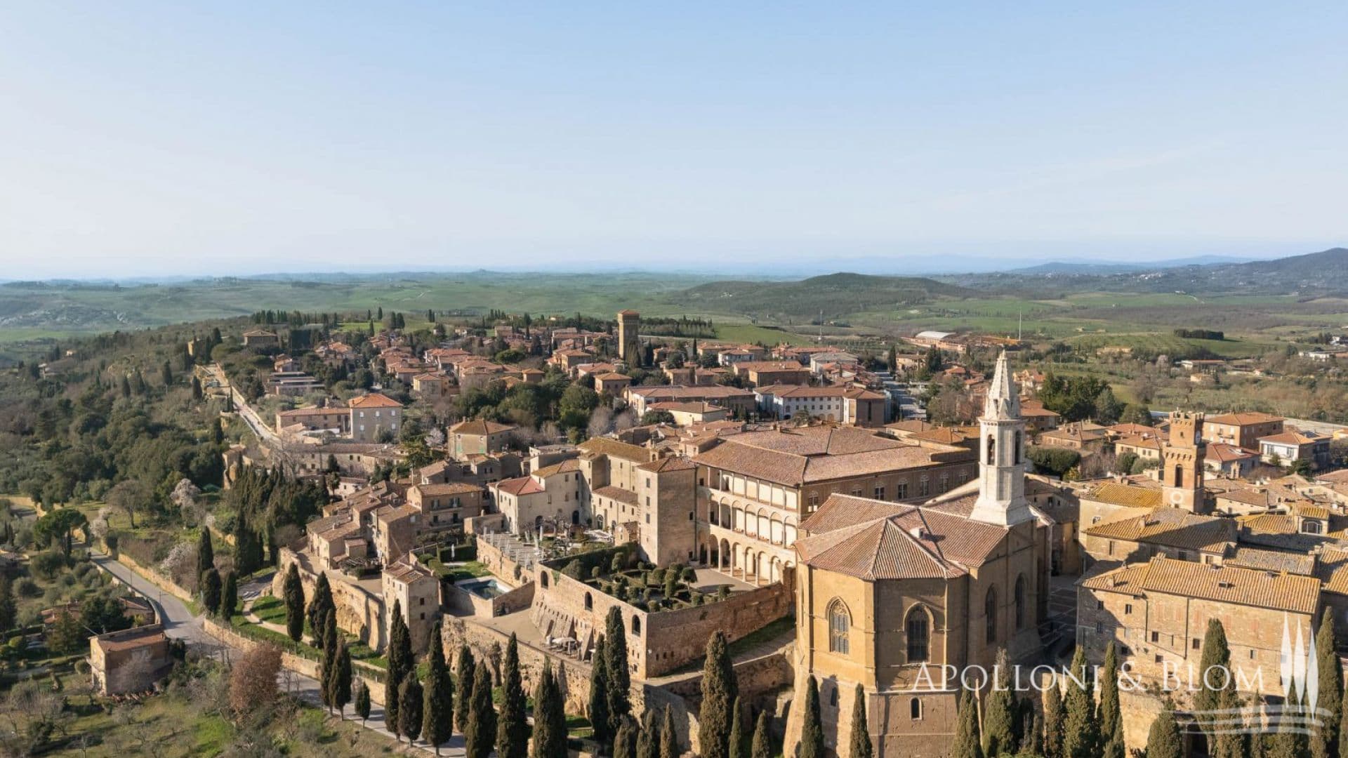 1800s Stone Estate with garden by the city walls – Pienza