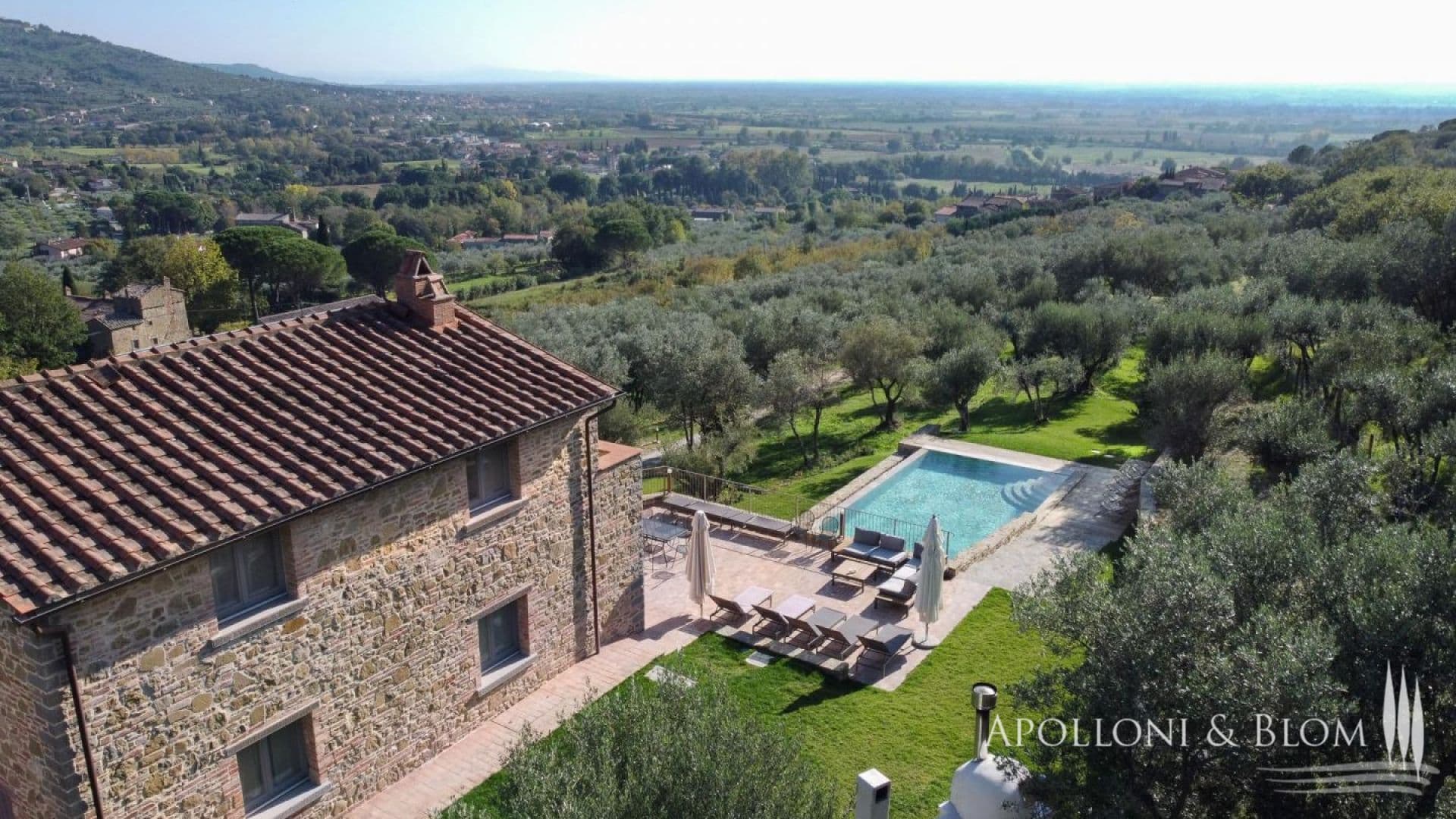 Villa La Cascata with swimming pool and olive grove in Cortona, Arezzo