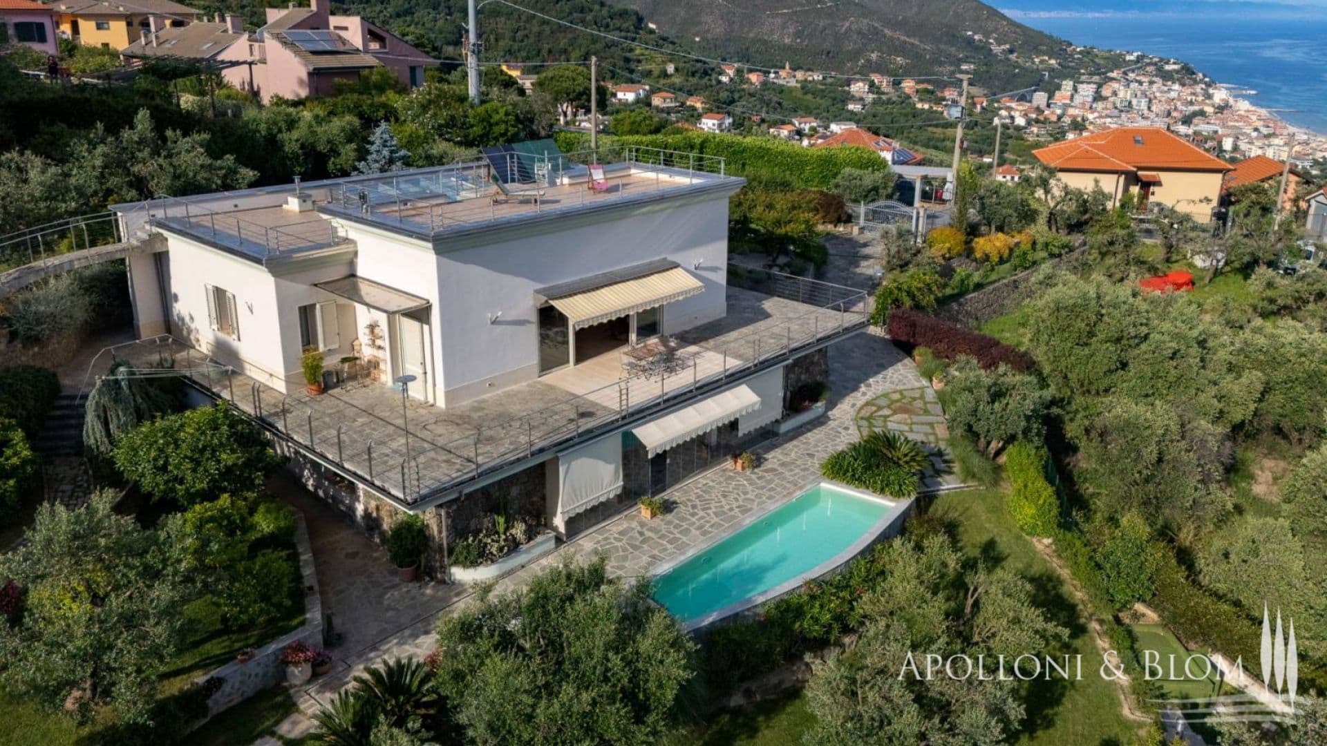 Sea-view villa with heated swimming pool and solar power – Varazze