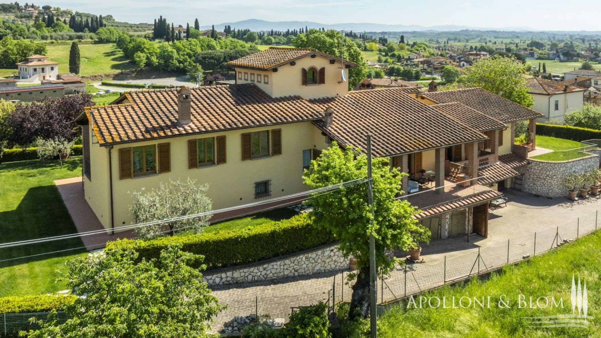 Charming Country Villa with porches and garage – Sinalunga, Tuscany