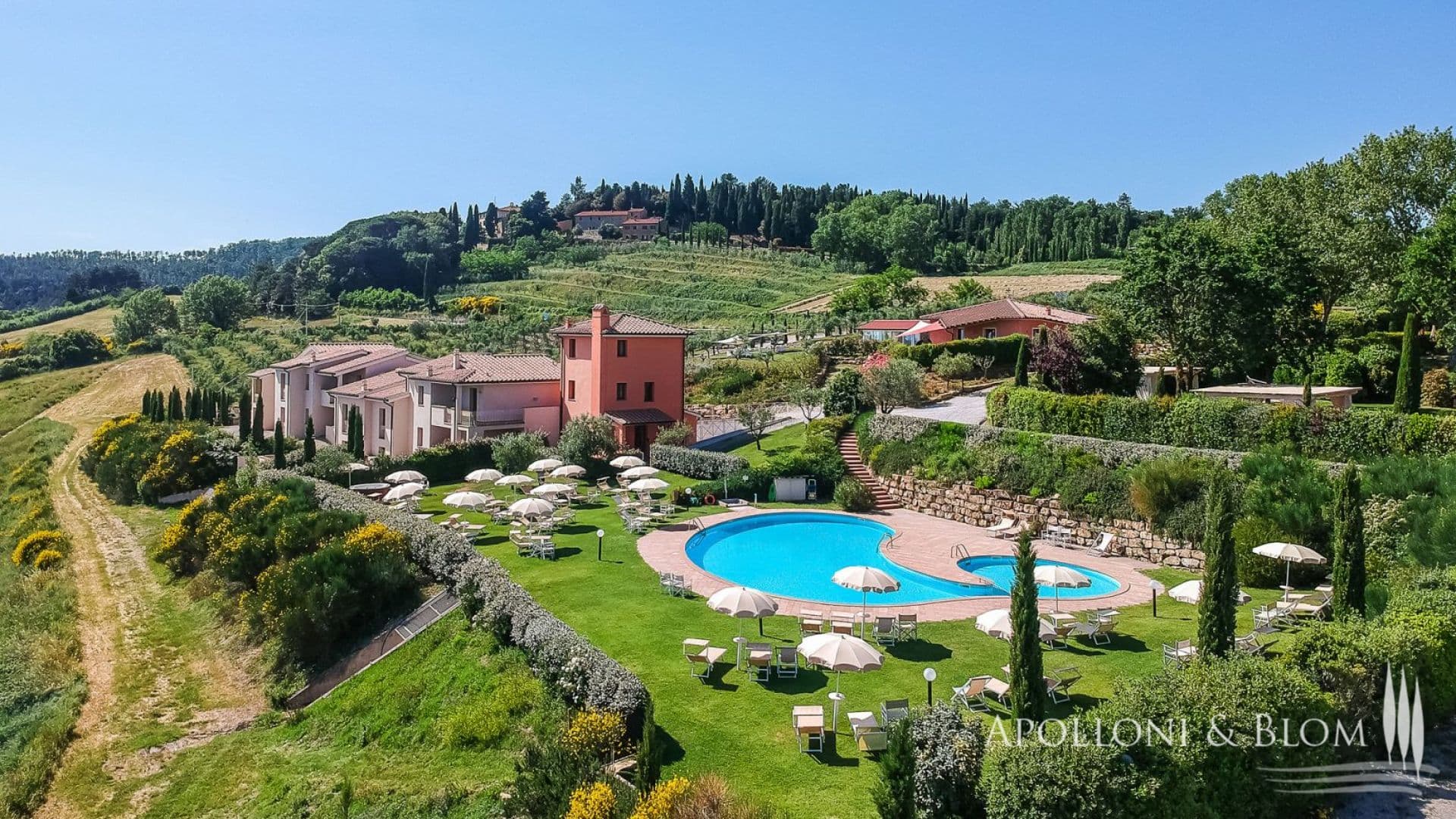Historic Hunting Estate with pool, between Florence and Volterra